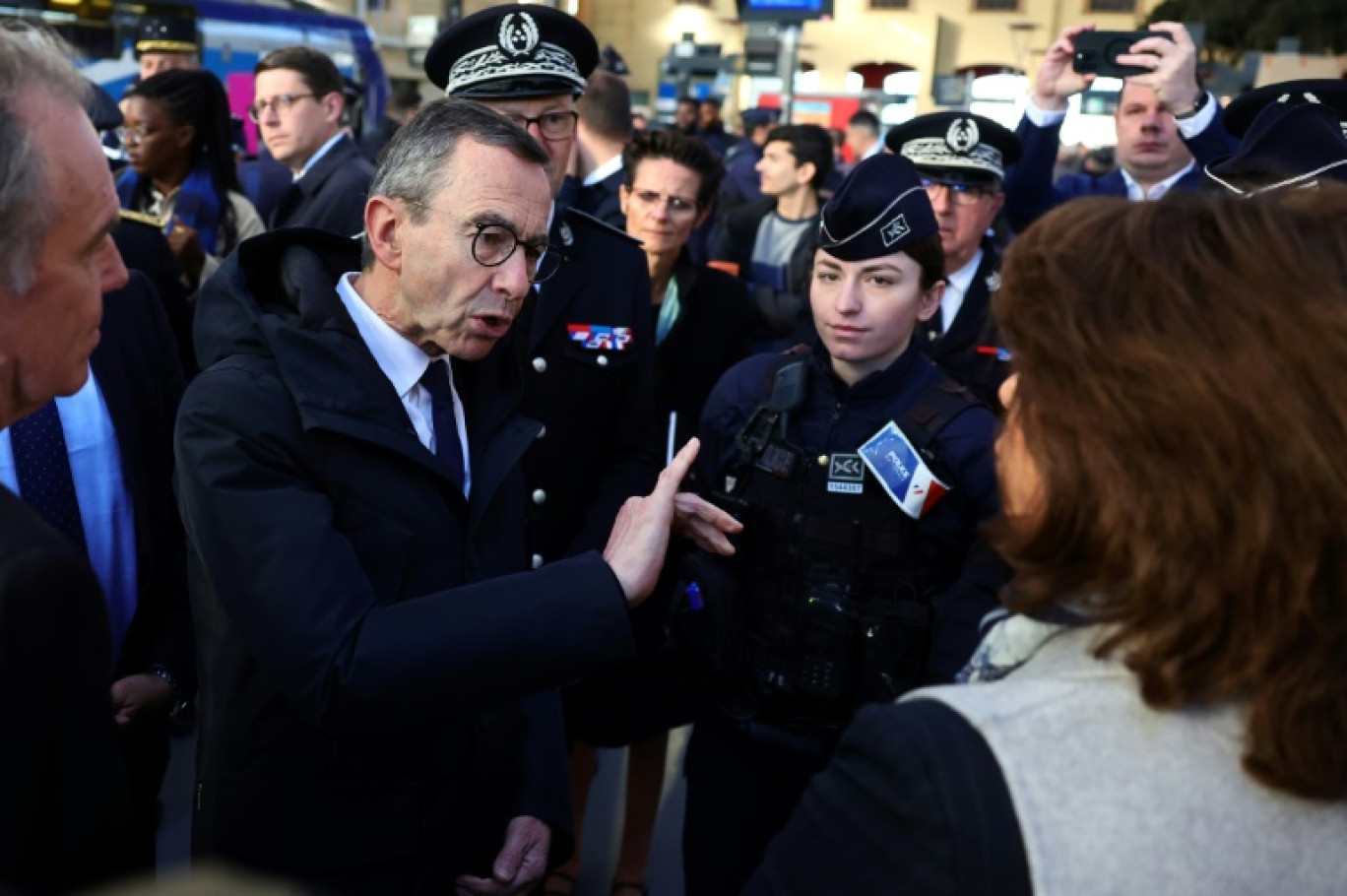 Le ministre de l'Intérieur français Bruno Retailleau (centre) s'entretient avec la présidente de la Métropole Aix-Marseille-Provence Martine Vassal (droite) à côté du président du Conseil régional de Provence-Alpes-Côte d'Azur Renaud Muselier (L) lors d'un déplacement à Marseille, dans le sud de la France, le 24 avril 2025 © Clement MAHOUDEAU