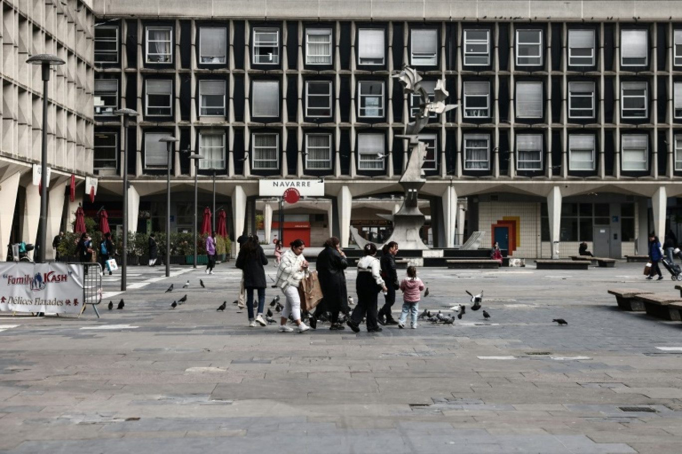 Des habitant sur la place de France, dans le Grand Ensemble de Sarcelles (Val-d'Oise), le 25 avril 2025 © Thibaud MORITZ