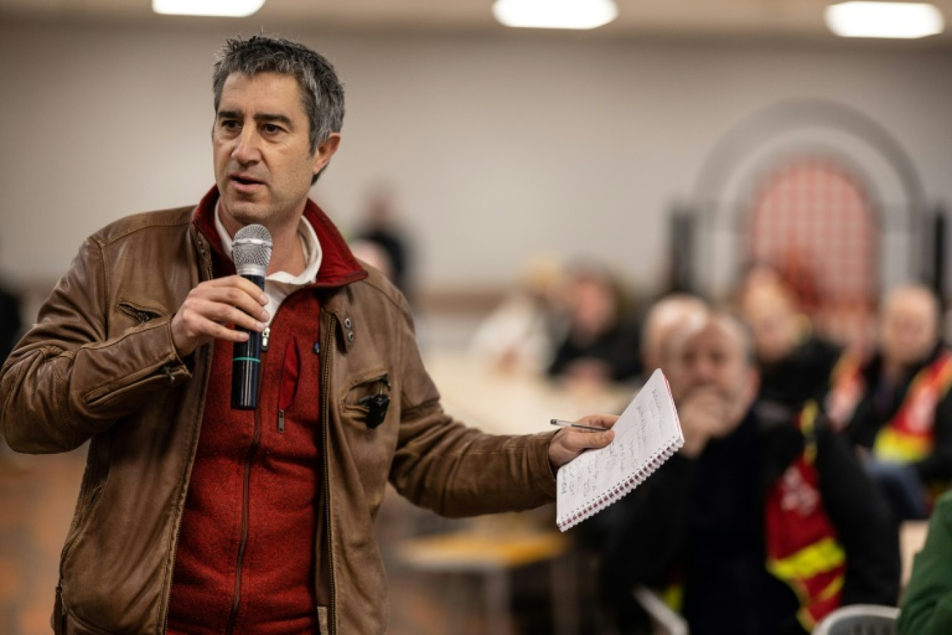 Le député de gauche de la Somme François Ruffin devant des salariés de la "Fonderie de Bretagne", à Caudan (Morbihan), le 8 janvier 2025 © FRED TANNEAU