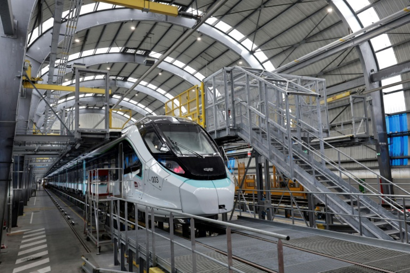 La première rame "Oxygène", destinée à remplacer les Intercités Corail, présentée le 24 avril 2025 à Villeneuve Saint-Georges, près de Paris © STEPHANE DE SAKUTIN