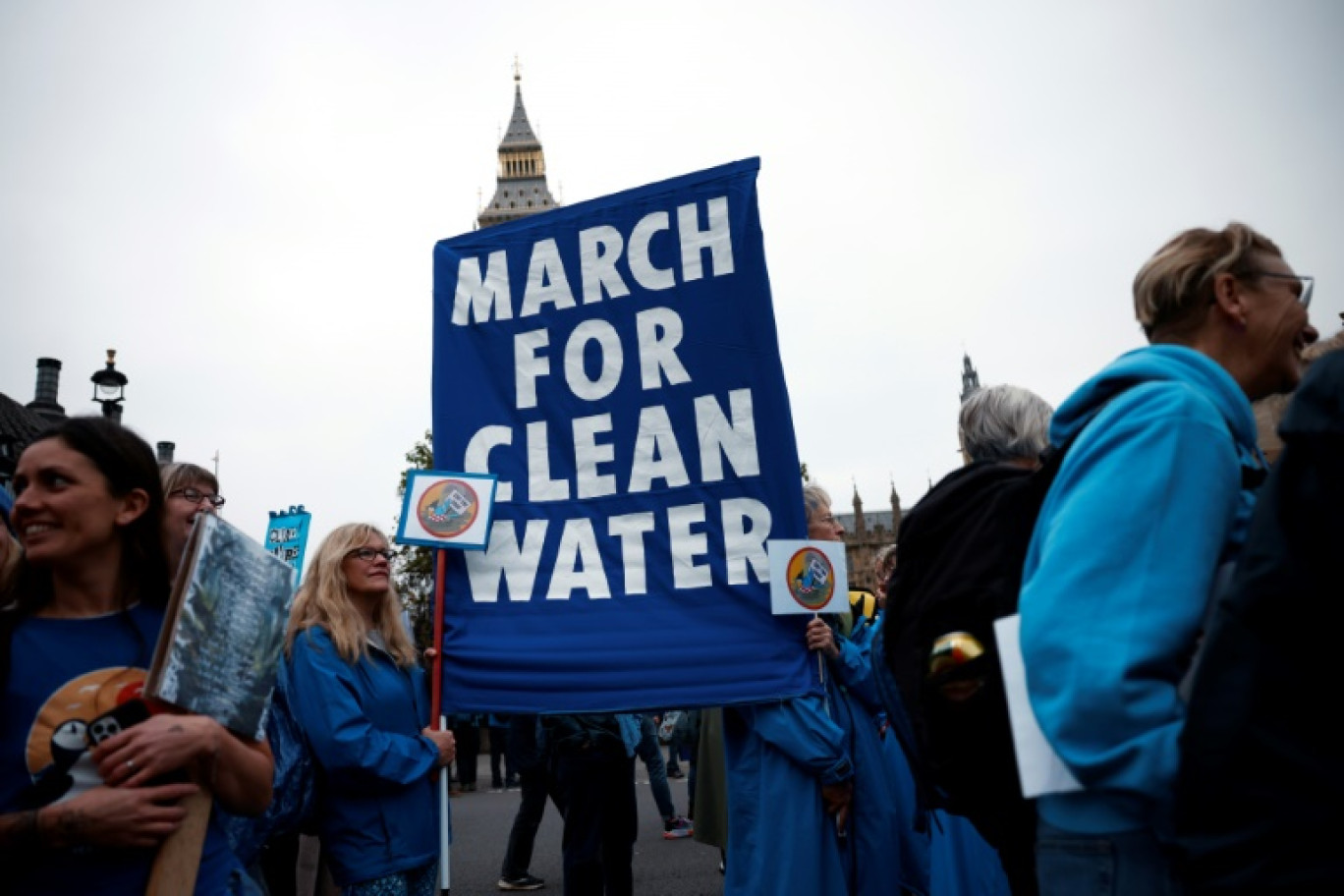 Des manifestants participent à une "Marche pour l'eau propre" appelant le gouvernement à "mettre fin à l'empoisonnement des eaux britanniques", le 3 novembre 2024 à Londres © BENJAMIN CREMEL