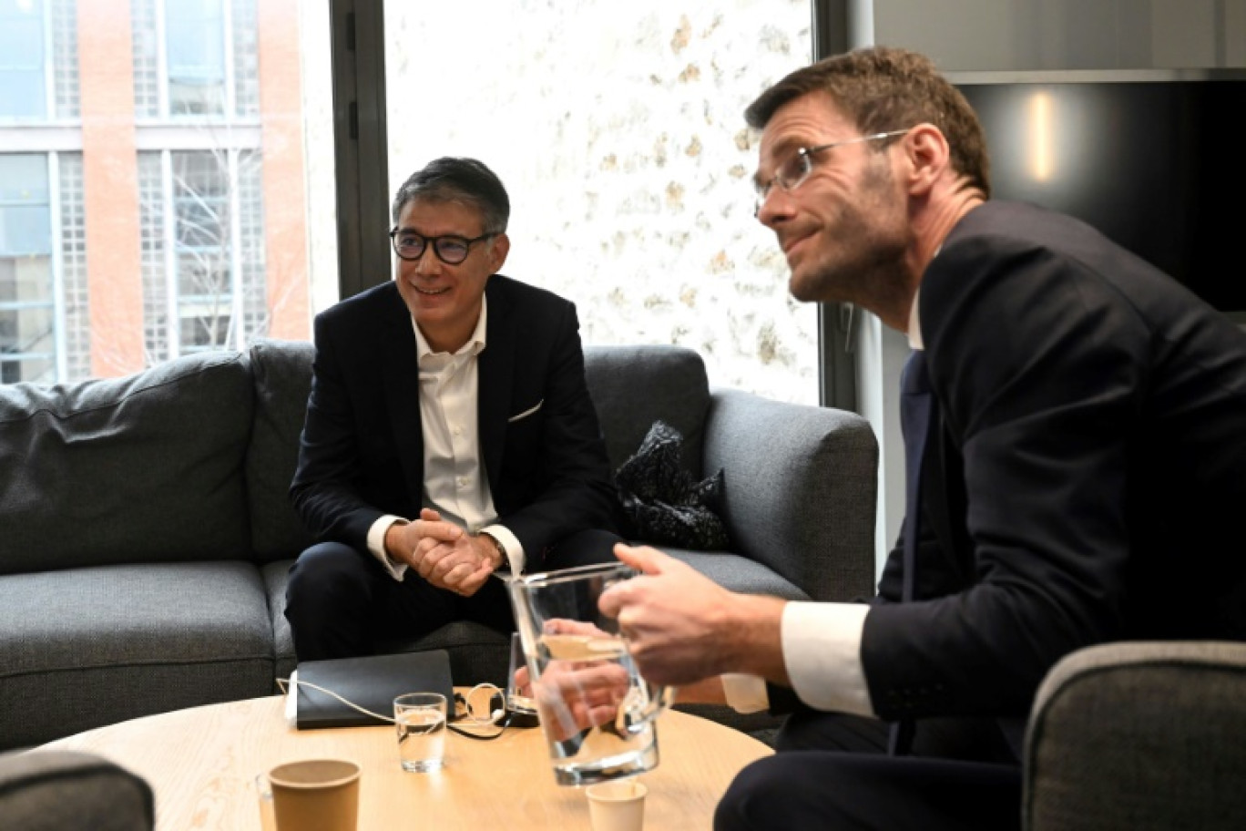 Le premier secrétaire sortant du PS Olivier Faure, à gauche et son adversaire pour la tête du parti au congrès, le maire PS de Rouen Nicolas Mayer-Rossignol, à droite, au siège du PS à Ivry-sur-Seine, dans le Val-de-Marne, le 23 janvier 2023 © Emmanuel DUNAND