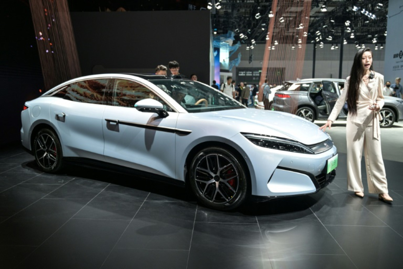 Un modèle de voiture électrique du constructeur chinois BYD présenté au salon de l'automobile de Shanghai, le 23 avril 2025 © Hector RETAMAL