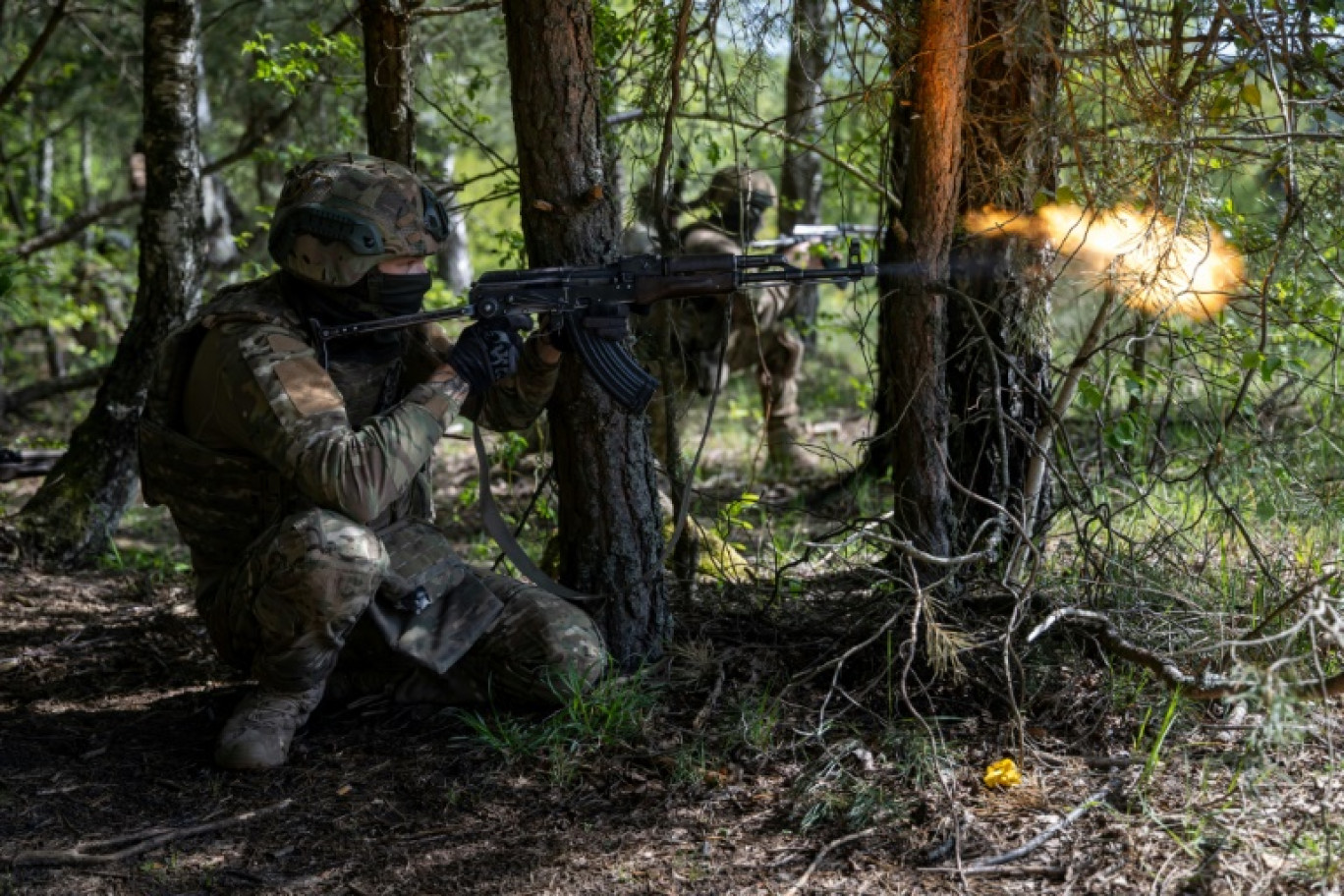 Un soldat ukrainien s'entraîne avec des militaires français, le 25 avril 2025 en Pologne © Wojtek RADWANSKI