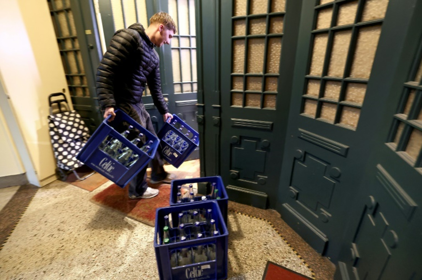 Un employé de la société YSE livre des bouteilles de boissons en verre et récupère celles qui sont vides, le 23 avril 2025 à Strasbourg, dans le Bas-Rhin © FREDERICK FLORIN