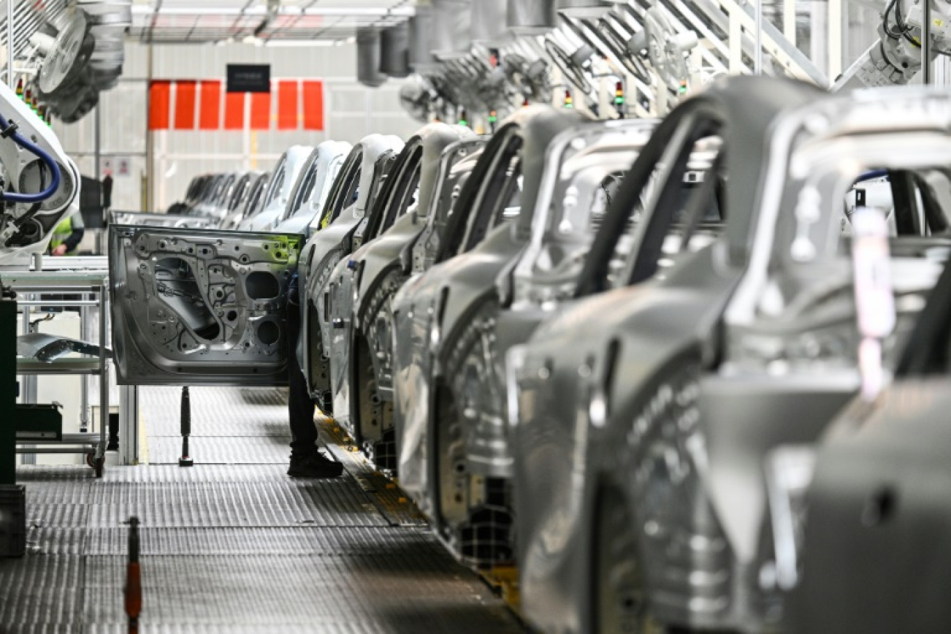 Un employé inspecte une voiture électrique dans une usine Zeekr sur l'île de Meishan à Ningbo, dans la province chinoise du Zhejiang, le 18 avril 2025 © HECTOR RETAMAL