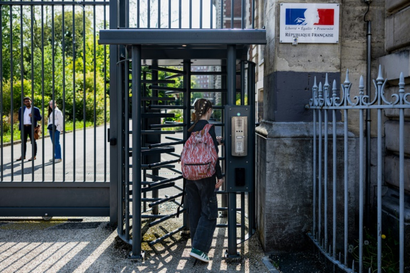 Un élève passe par un tourniquet de sécurité à l'entrée du lycée Montebello à Lille, le 25 avril 2025 dans le Nord © Sameer Al-DOUMY