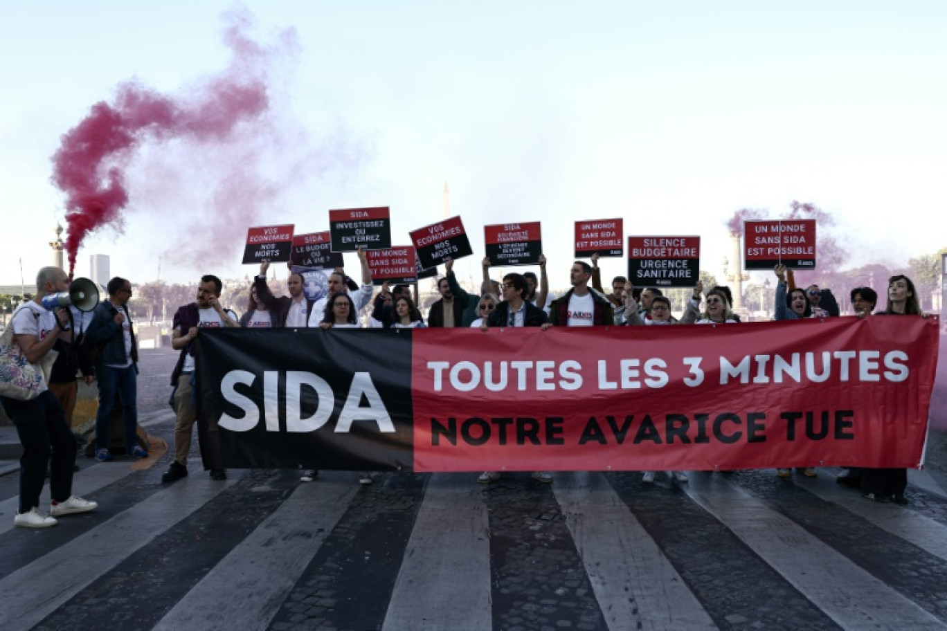 Une quarantaine de personnes se sont rassemblées pour dénoncer la suspension de l'aide américaine à la lutte contre le sida et réclamer un soutien accru de la France, le 29 avril 2025, place de la Concorde près de l'ambassade américaine, à Paris © Thibaud MORITZ