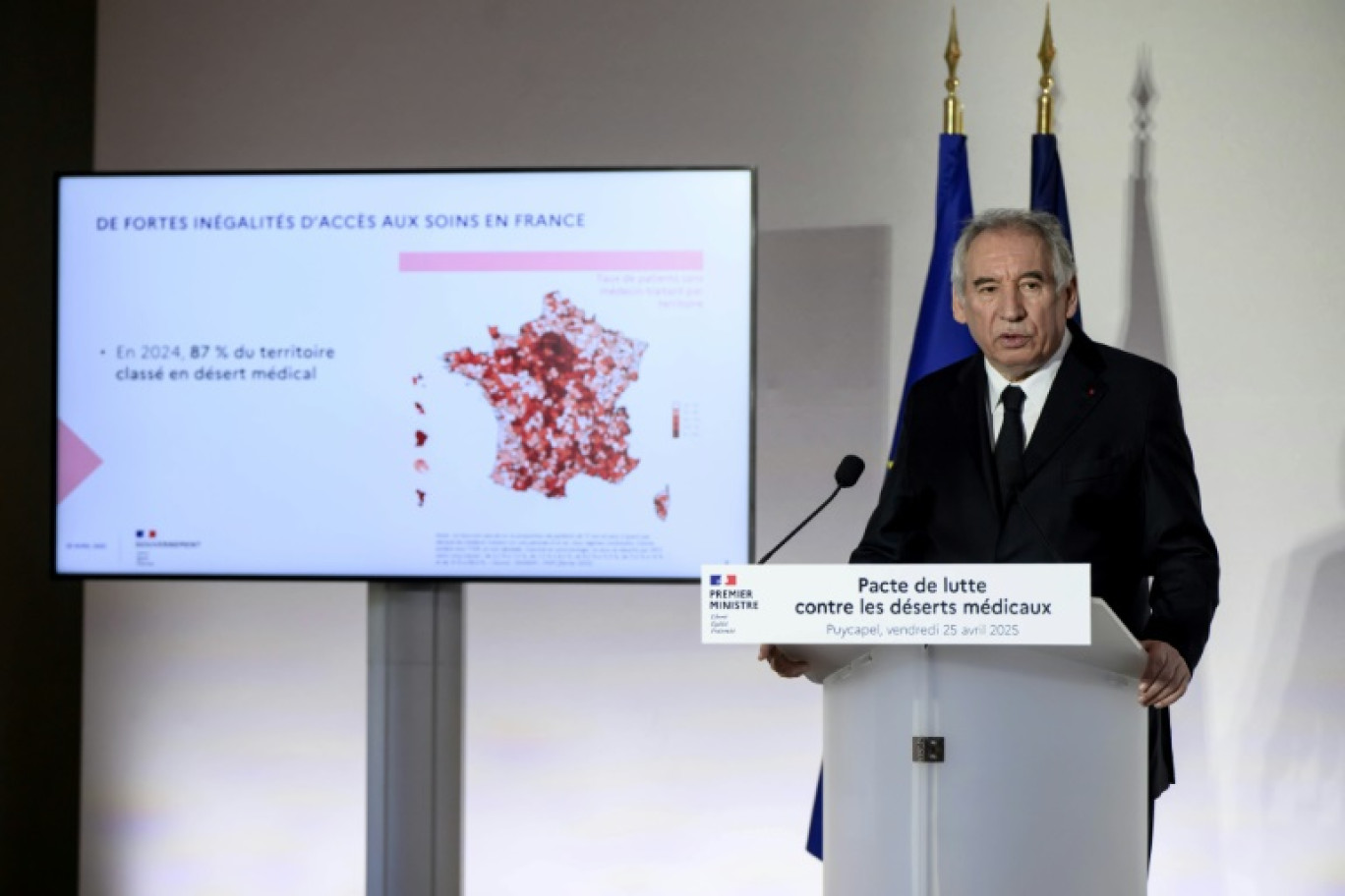 Déplacement de François Bayrou dans le Cantal, le 25 avril 2025, sur le thème de l'accès aux soins médicaux © Ed JONES