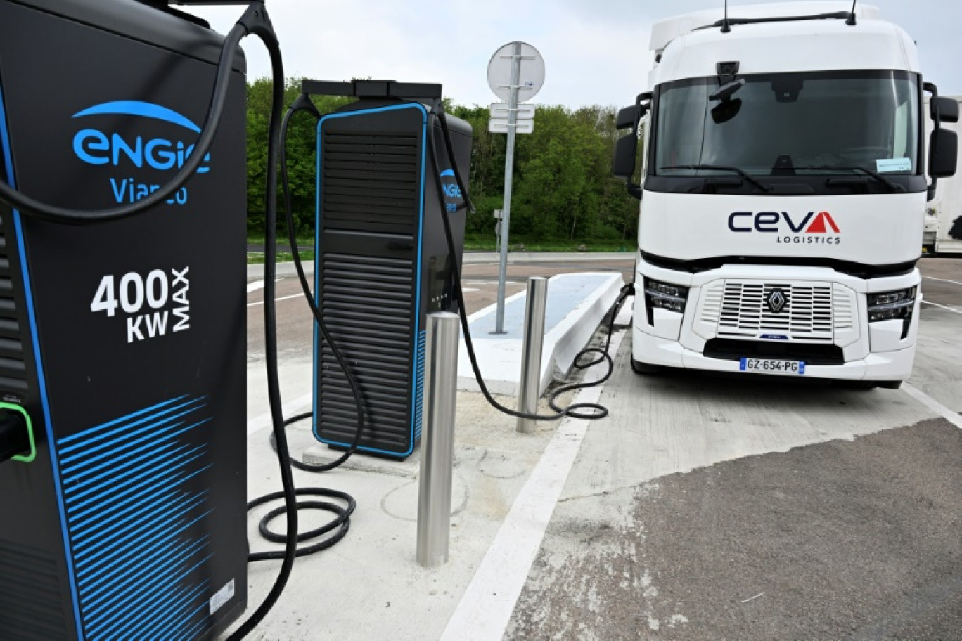 Un camion électrique en train de se charger à la station-relais de l'aire d'autoroute de Sommesous (Marne) le 25 avril 2025 © FRANCOIS NASCIMBENI