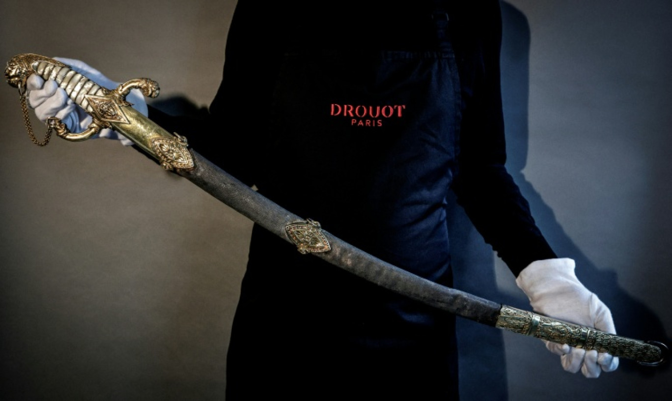 Un sabre ayant appartenu à Napoléon exposé à l'hôtel Drouot avant sa vente aux enchères en mai, le 25 avril 2025 à Paris © STEPHANE DE SAKUTIN