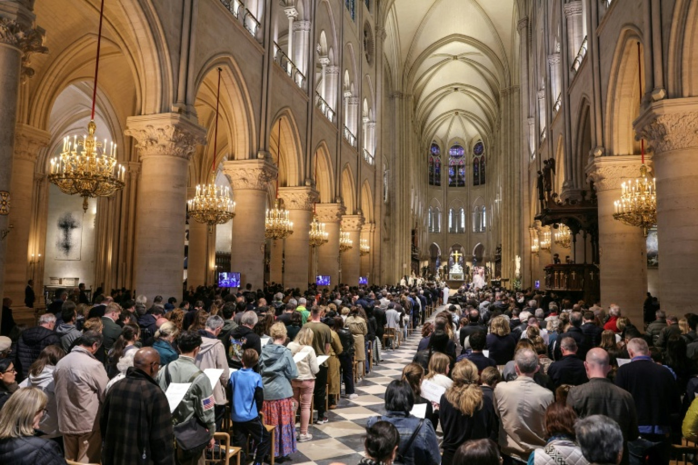 Des fidèles assistent à une messe solennelle à la cathédrale Notre-Dame de Paris pour le défunt pape François à la veille de ses funérailles à Rome, le 25 avril 2025 à Paris © Thomas SAMSON