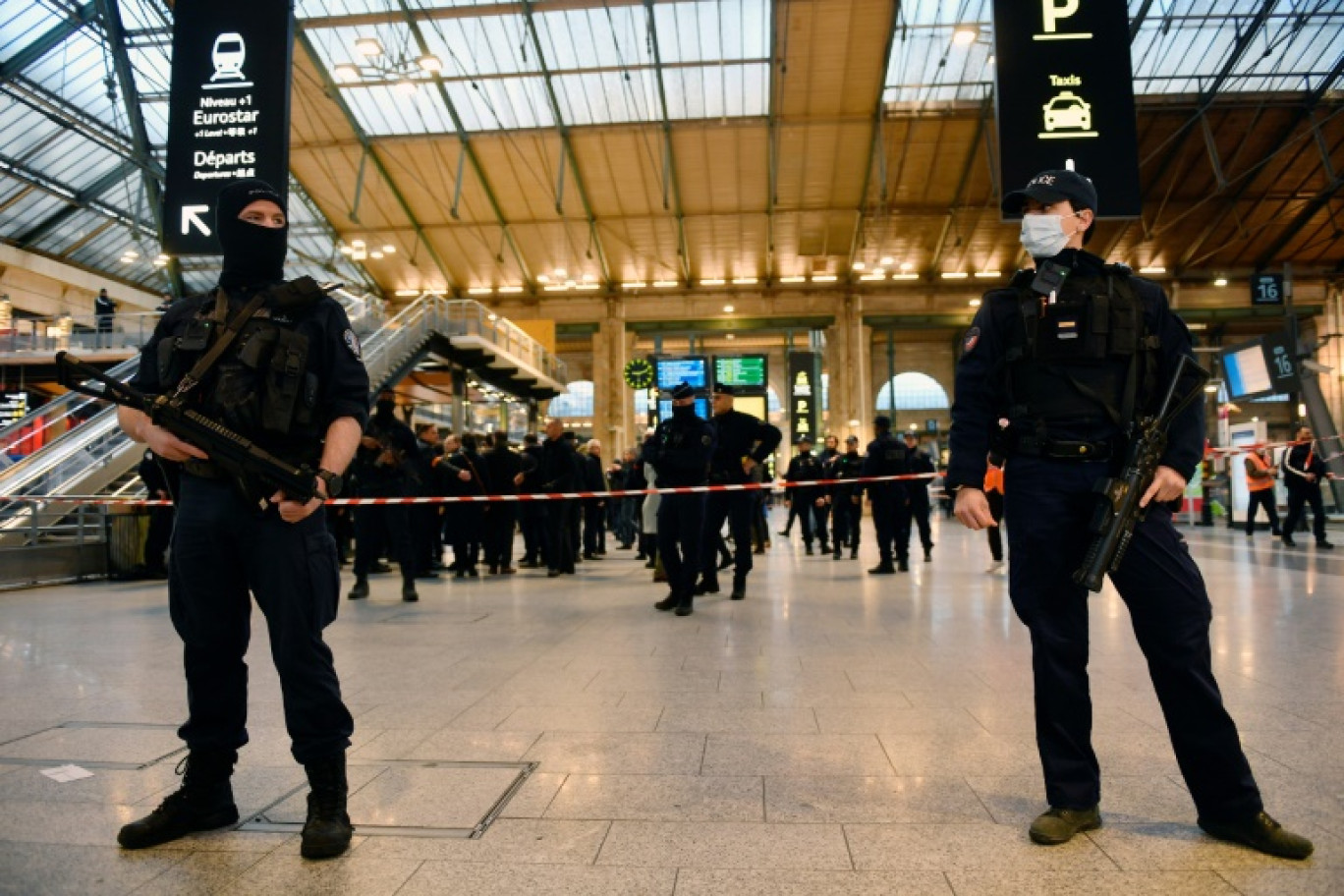 Des policiers montent la garde à la gare du Nord à Paris, après que plusieurs personnes ont été blessées par un homme armé d'un couteau, le 11 janvier 2023 © JULIEN DE ROSA