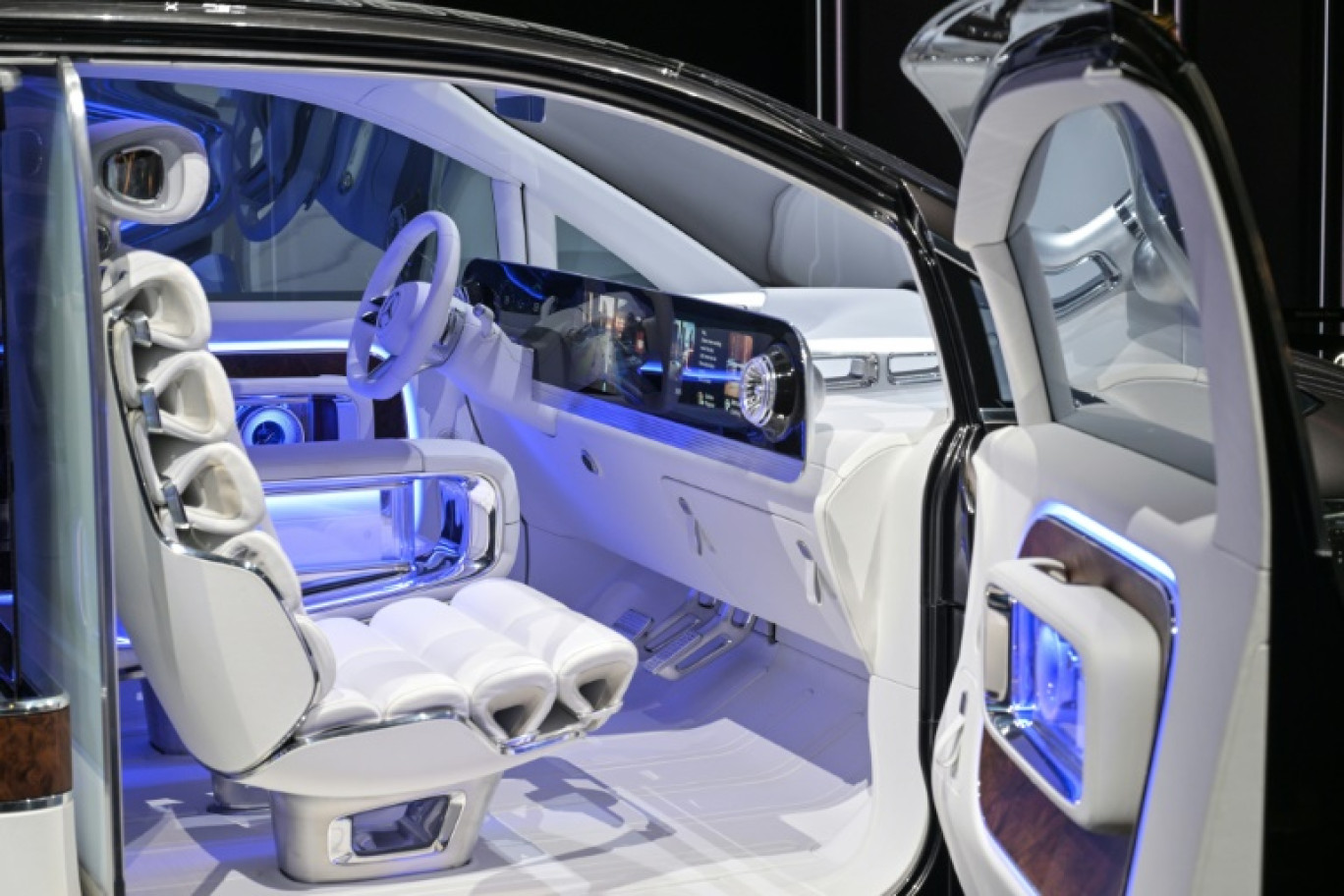 Une Mercedes Benz Vision V exposée au salon de l'automobile de Shanghai, le 23 avril 2025 © Hector RETAMAL
