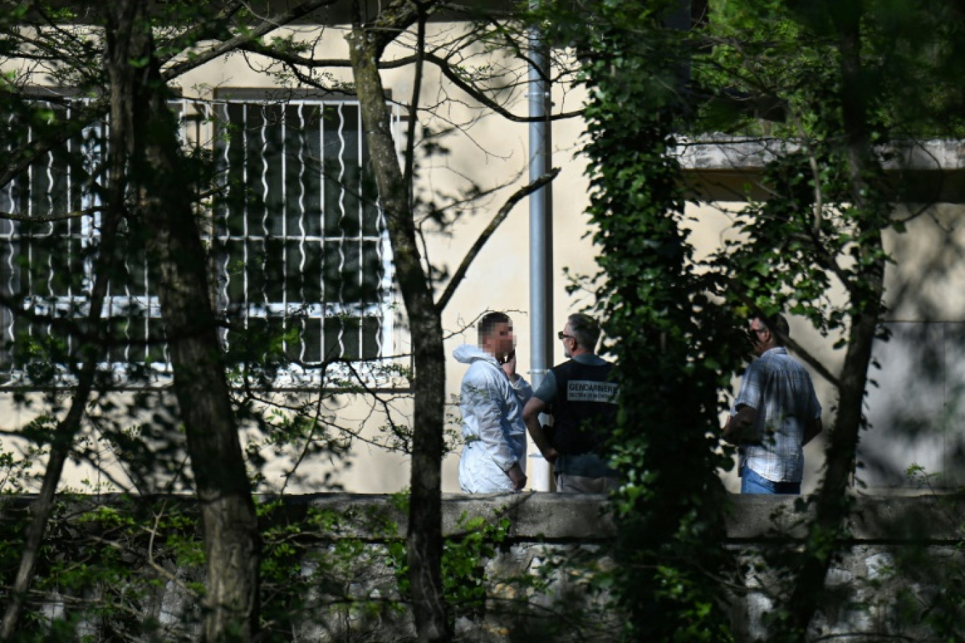 Des gendarmes et des membres de la police scientifique à la mosquée de La Grande Combe où un fidèle musulman a été tué à coups de couteau, le 25 avril 2025 dans le Gard © Sylvain THOMAS