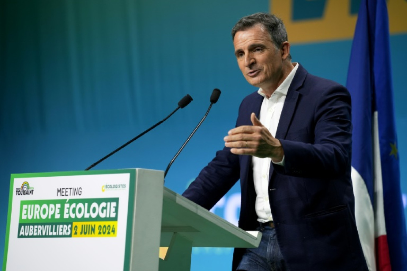 La secrétaire nationale des Ecologistes Marine Tondelier (g) salue le public aux côtés du maire de Grenoble, Eric Piolle, élu porte-parole du parti lors du Congrès 2025 des Ecologistes à Pantin, dans le nord de Paris, le 26 avril 2025 © Alain JOCARD