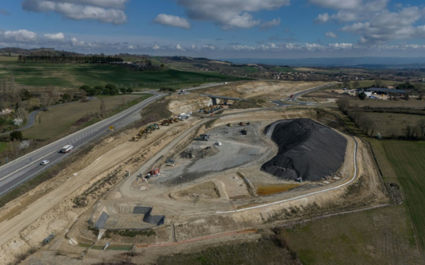 Vue aérienne d'une usine de bitume à proximité d'une section de l'autoroute A69, près de Puylaurens, le 28 février 2025 dans le Tarn © Ed JONES