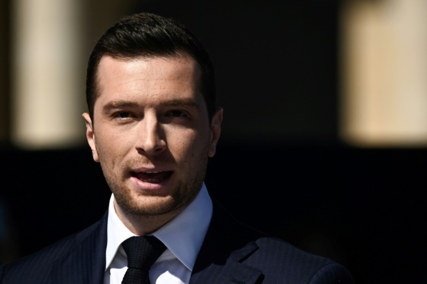 Le président du parti d'extrême droite français Rassemblement National (RN), Jordan Bardella, prononce un discours lors d'un rassemblement en soutien à Marine Le Pen, à Paris, le 6 avril 2025 © JULIEN DE ROSA
