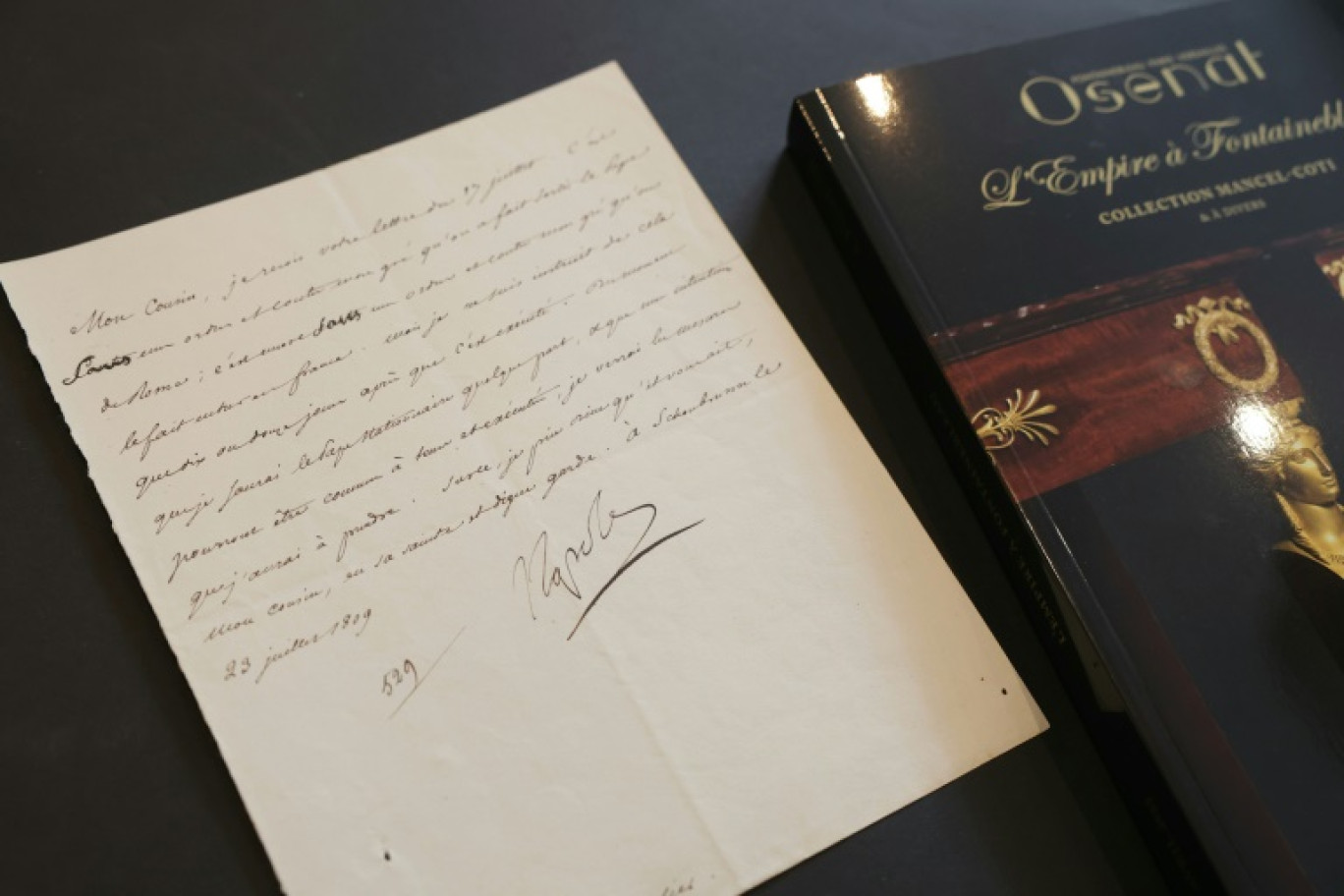 Une lettre datée du 23 juillet 1809, concernant l'arrestation du pape Pie VII, écrite par Napoléon Ier et signée "Napoléon", exposée à la maison de vente Osenat à Paris, le 23 avril 2025 © Thomas SAMSON