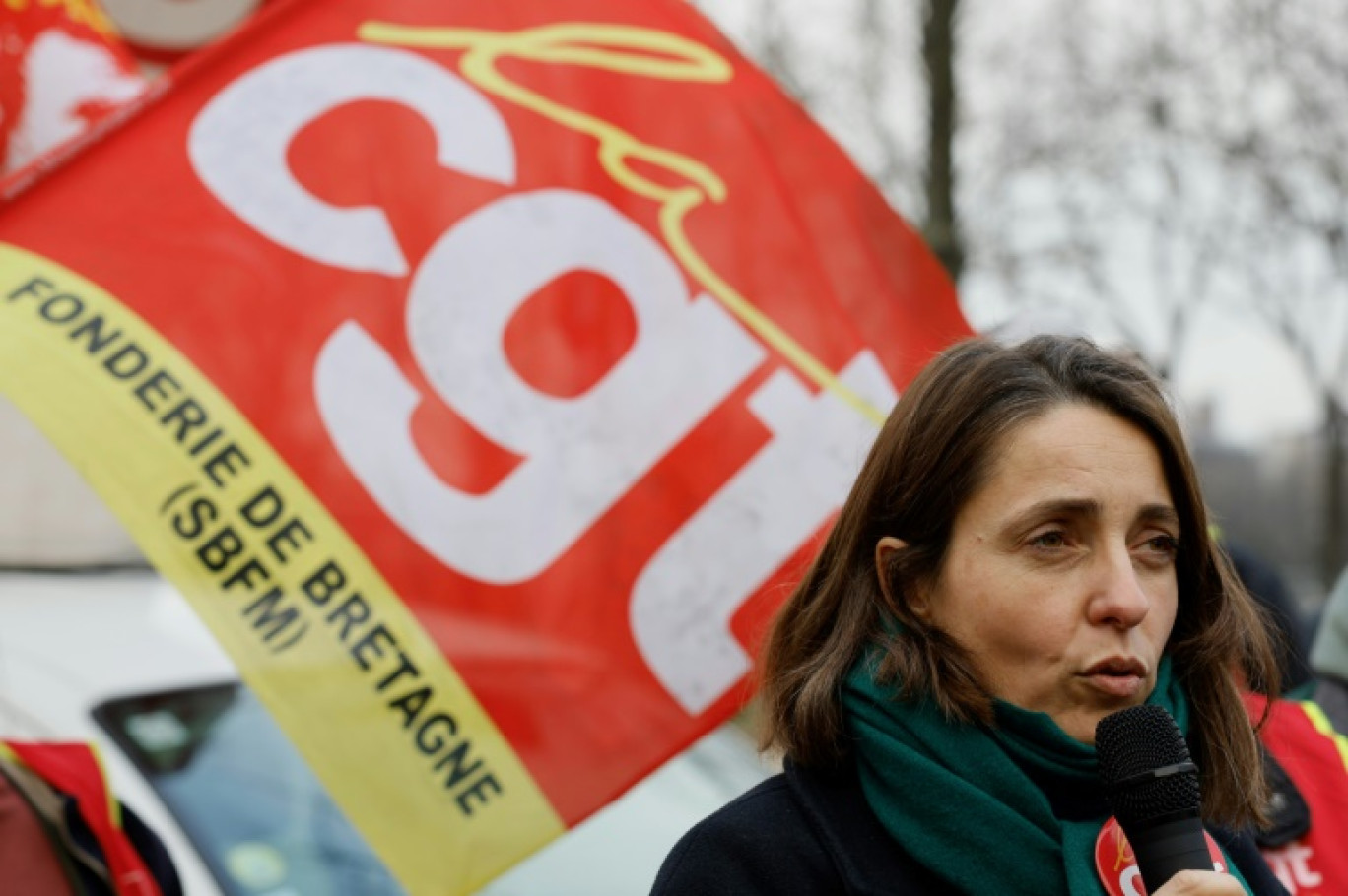La secrétaire générale de la Confédération Générale du Travail (CGT) Sophie Binet s'adresse aux travailleurs de Renault-Stellantis et aux membres de la CGT lors d'une manifestation contre le PDG de Renault Luca De Meo avant son audition à l'Assemblée Nationale, aux Invalides à Paris, le 4 février 2025 © Xavier GALIANA
