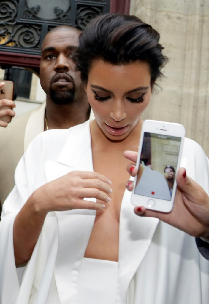 Des caméras de télévision devant l'hôtel où Kim Kardashian s'est fait dérober des bijoux, le 3 octobre 2016 à Paris © Thomas SAMSON