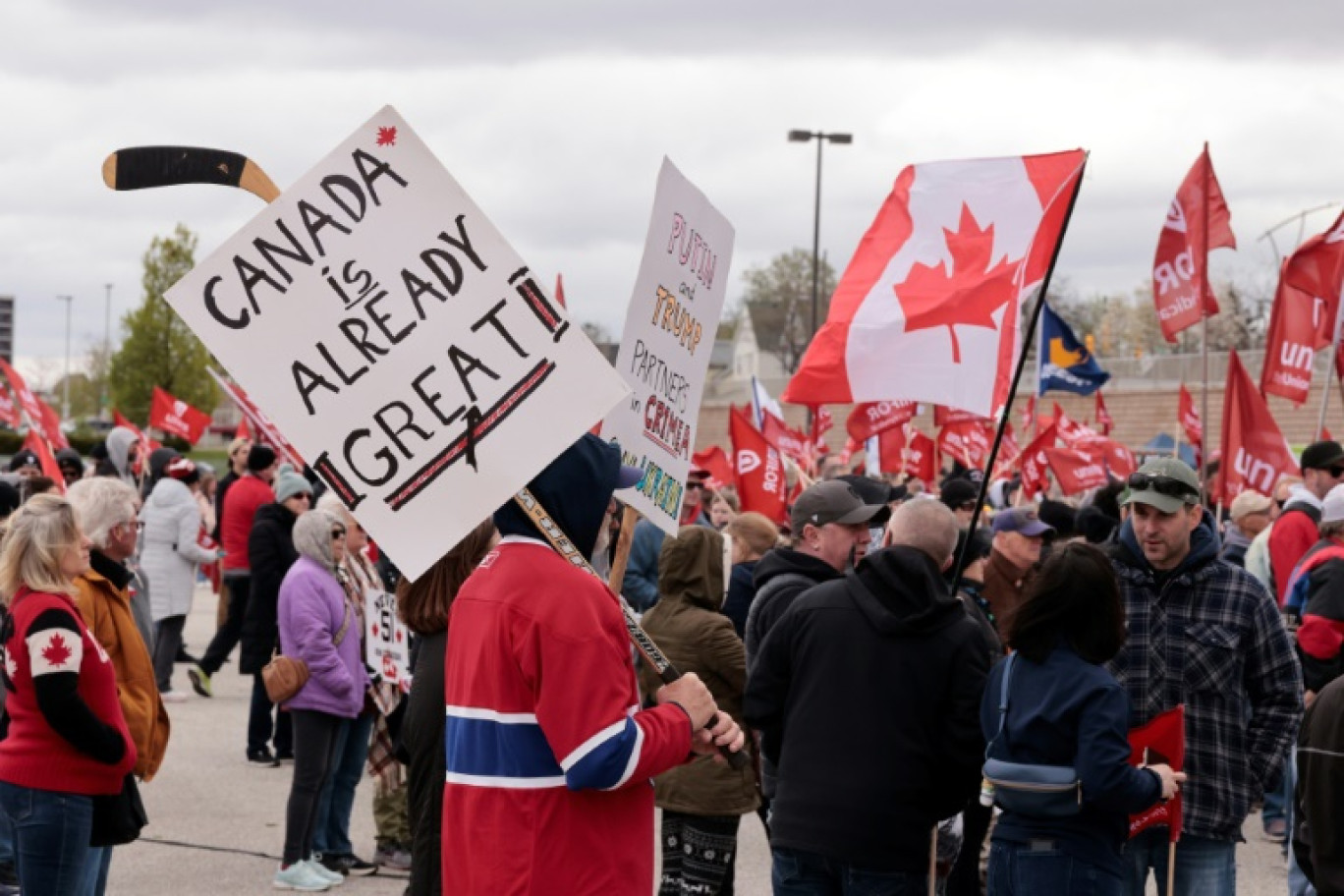 Une manifestation contre les politiques de Donald Trump dans la ville canadienne de Windsor en Ontario le 26 avril 2025 © JEFF KOWALSKY
