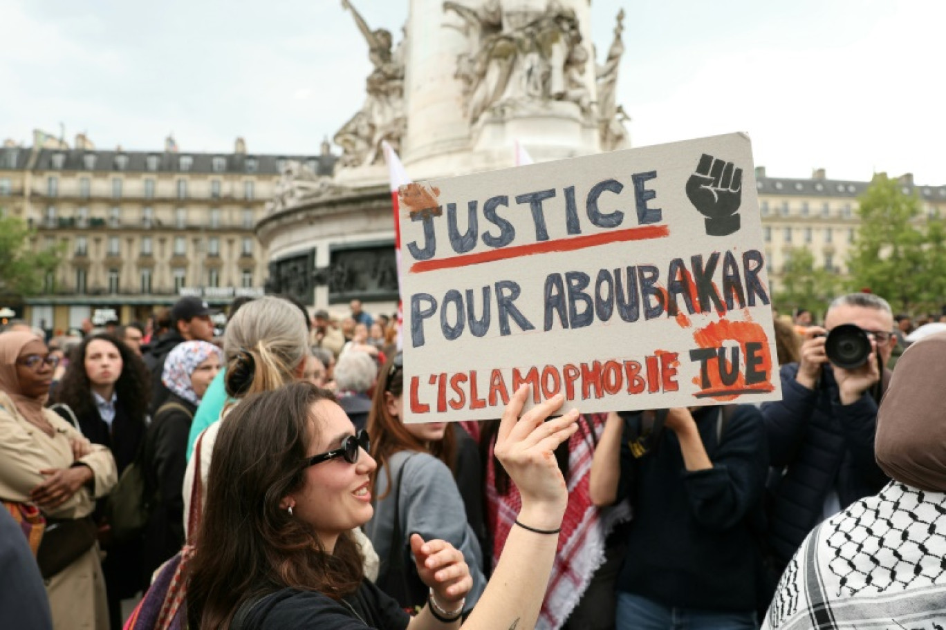 Un manifestant tient une pancarte lors d'un rassemblement en hommage à Aboubakar, le fidèle tué dans une mosquée à La Grand-Combe, et contre l'islamophobie, Place de la République à Paris le 27 avril 2025 © Alain JOCARD