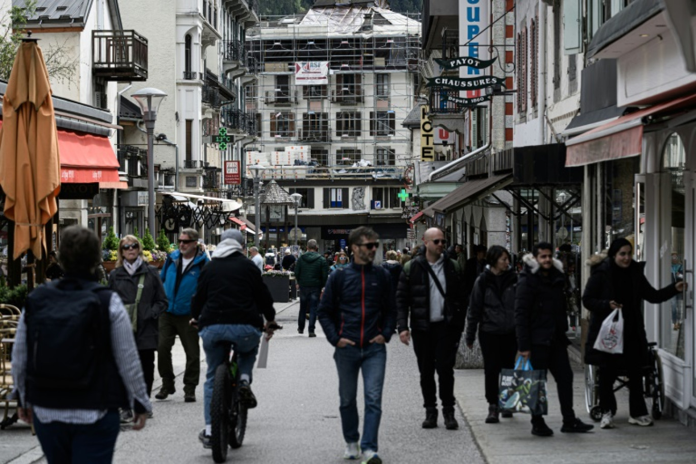 Des touristes dans une rue de Chamonix, le 24 avril 2025 en Haute-Savoie © JEAN-PHILIPPE KSIAZEK