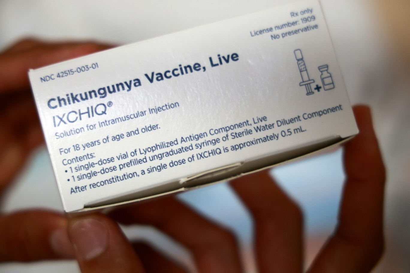Une boîte de vaccin IXCHIQ contre le chikungunya dans une pharmacie au début de la campagne de vaccination à L'Etang Sale, le 7 avril 2025 sur l'île de La Réunion © Richard BOUHET