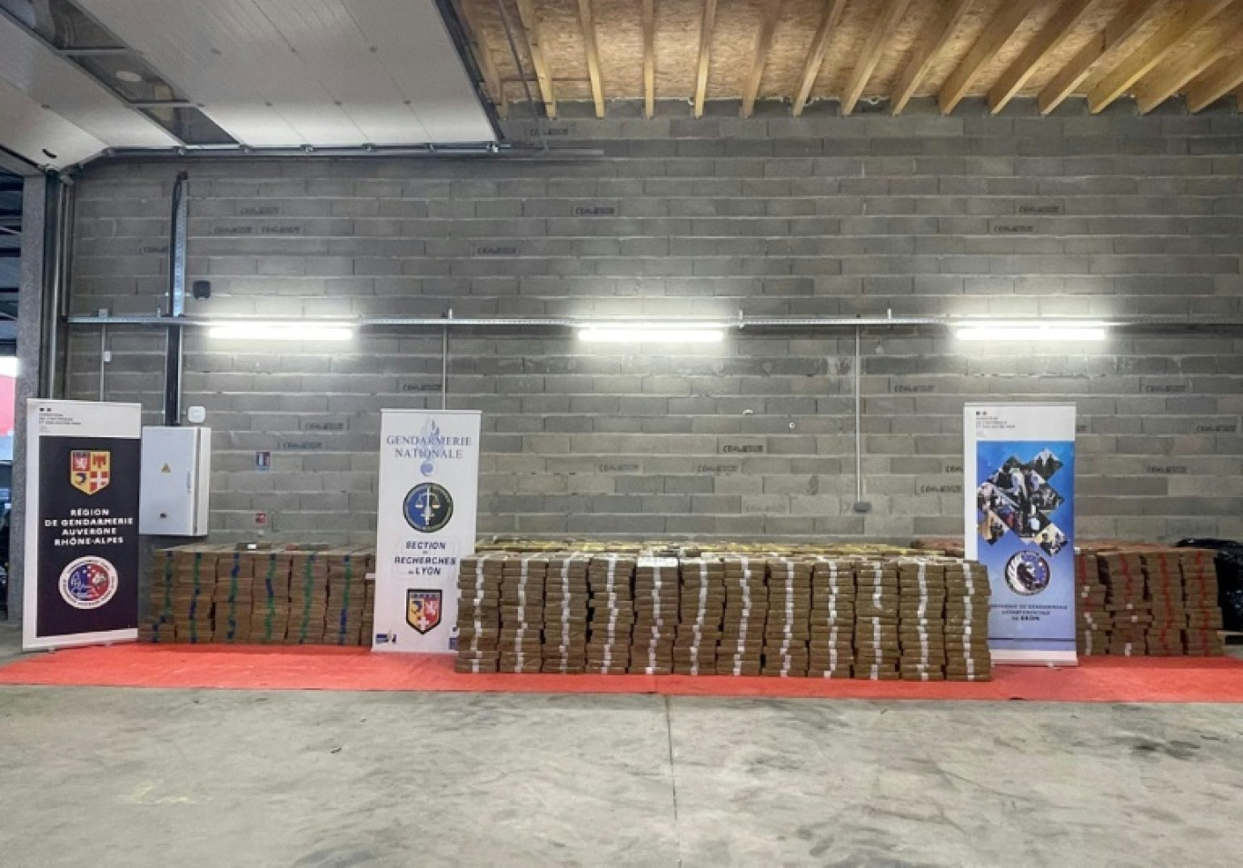 Photo fournie le 29 avril 2025 par la gendarmerie nationale montrant les neuf tonnes de cannabis saisies par les enquêteurs près de Lyon © Handout