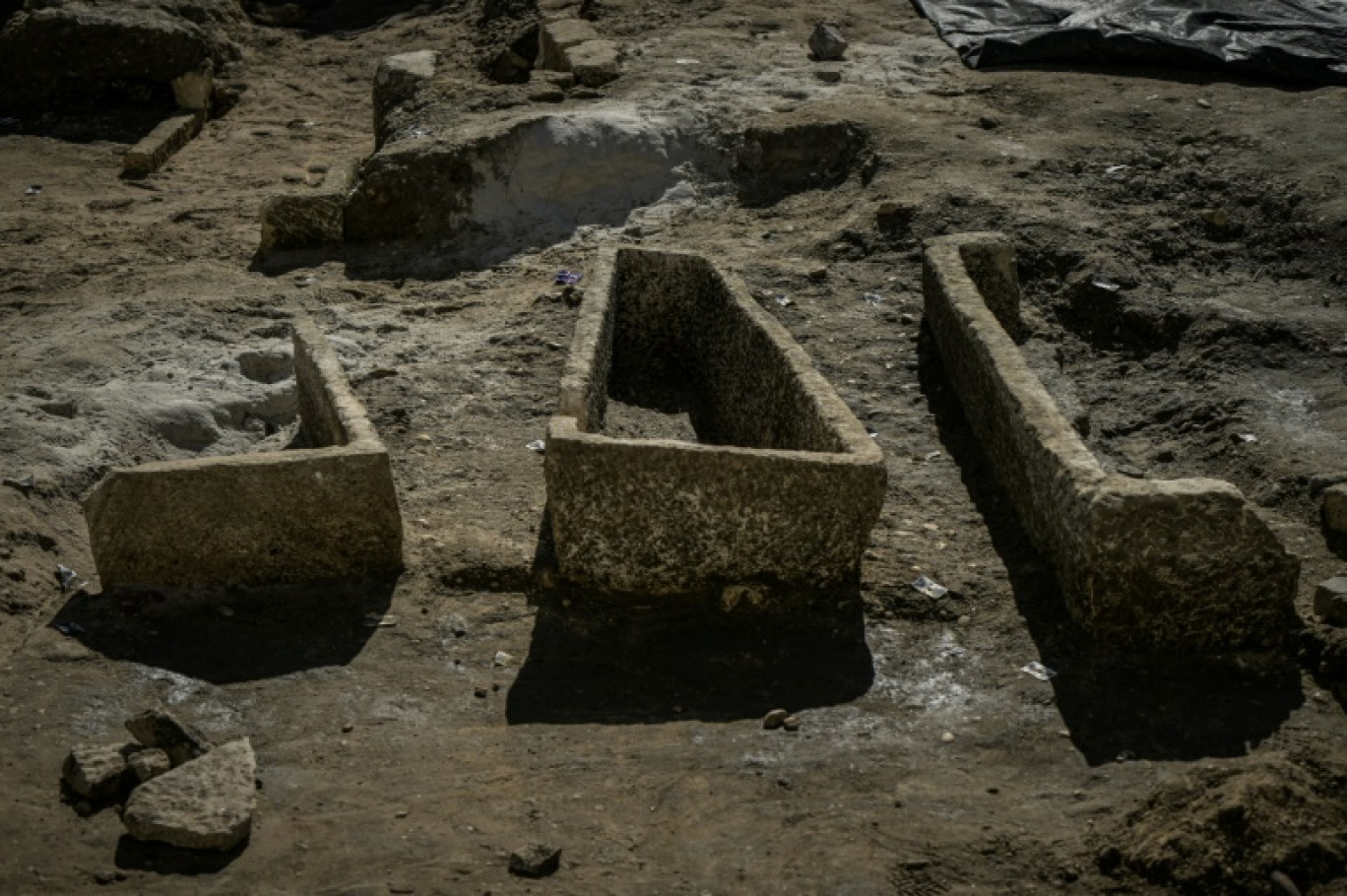 Une grande nécropole de l'époque mérovingienne, dotée d'une cinquantaine de sarcophages, a été exhumée à Bordeaux le 29 avril 2025 © Philippe LOPEZ