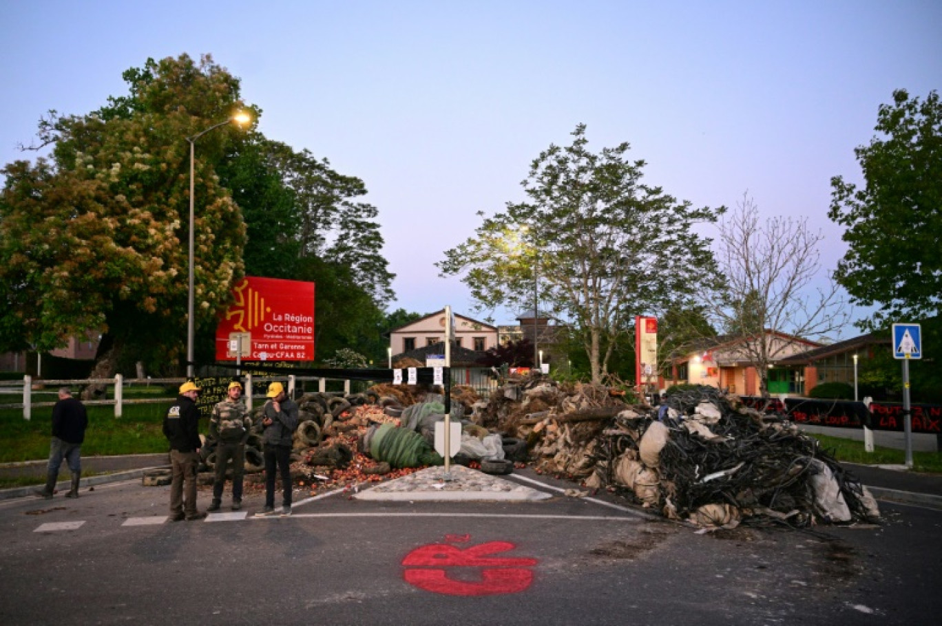 Des agriculteurs de la Coordination rurale (CR) bloquent l'entrée d'un lycée agricole pour protester contre les contrôles qu'ils subissent de la part des agents de lOffice français de la biodiversité (OFB), à Montauban, le 30 avril 202 dans le Tarn-et-Garonne © Lionel BONAVENTURE