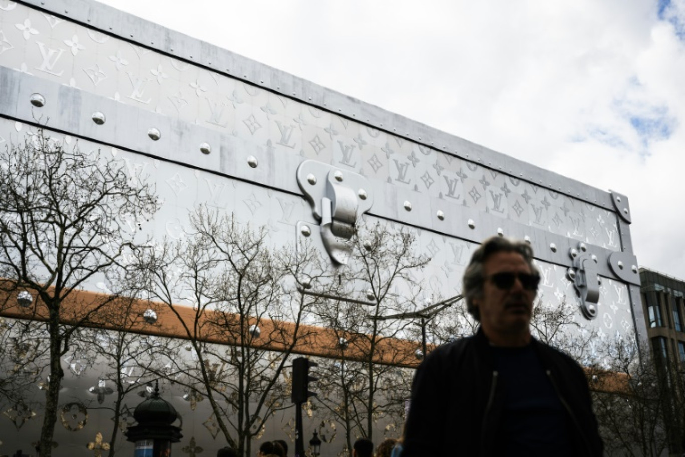 La malle géante de Louis Vuitton sur l'avenue des Champs-Elysées, en mars 2024 © Julie SEBADELHA