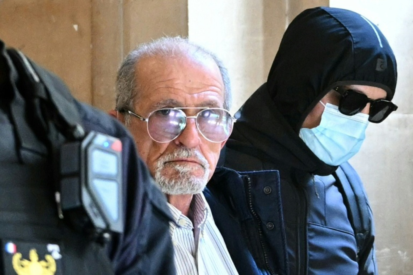 Aomar Ait Khedache (au centre) au début de son procès à Paris le 28 avril 2025 © Bertrand GUAY