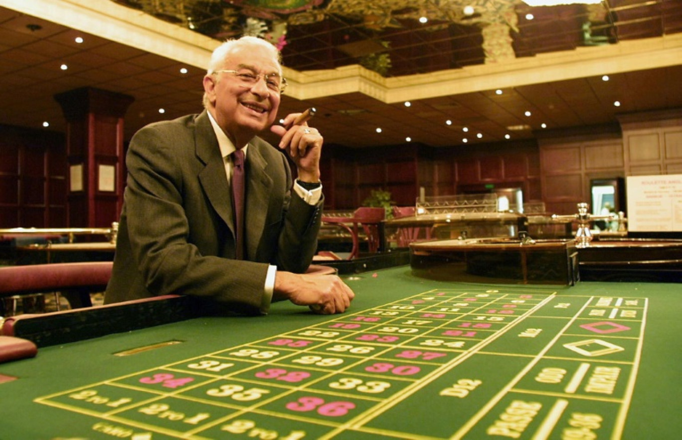 Isidore Partouche dans son casino d'Aix-en-Provence en 2001 © Anne-Christine POUJOULAT