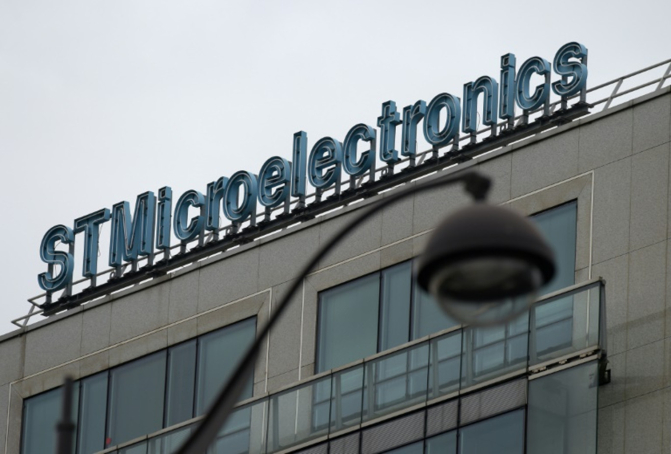 Le groupe franco-italien de composants électroniques STMicroelectronics compte se séparer "d'environ 1.000 personnes" en France sur les 2.800 départs volontaires prévus dans le monde d'ici fin 2027 © ERIC PIERMONT