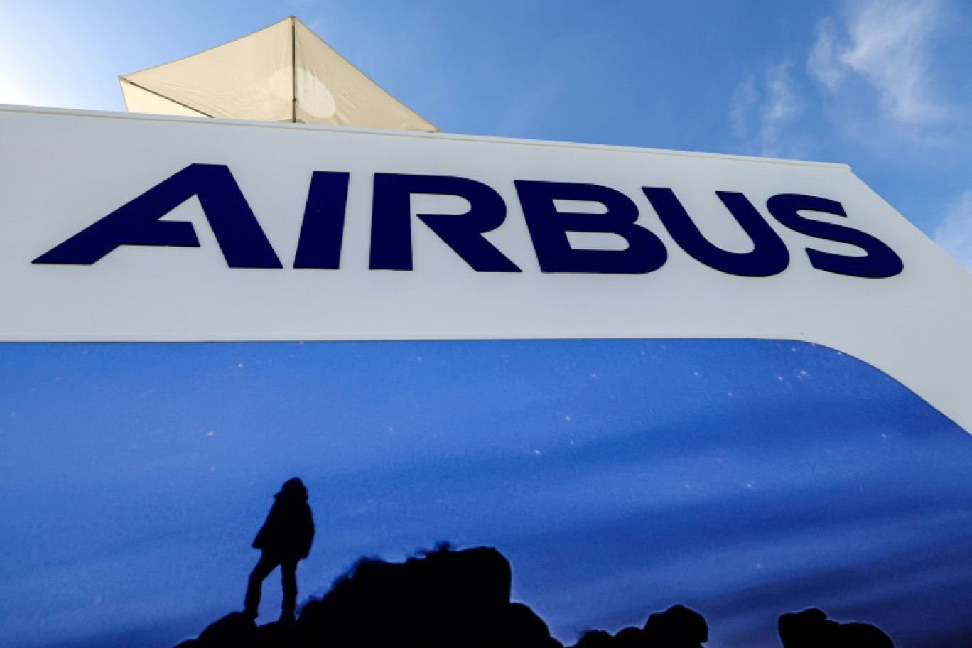 Fort de ses bonnes performances financières, l'avionneur européen Airbus a maintenu mercredi ses prévisions pour 2025 en dépit de l'incertitude sur les droits de douane de Trump © Giuseppe CACACE