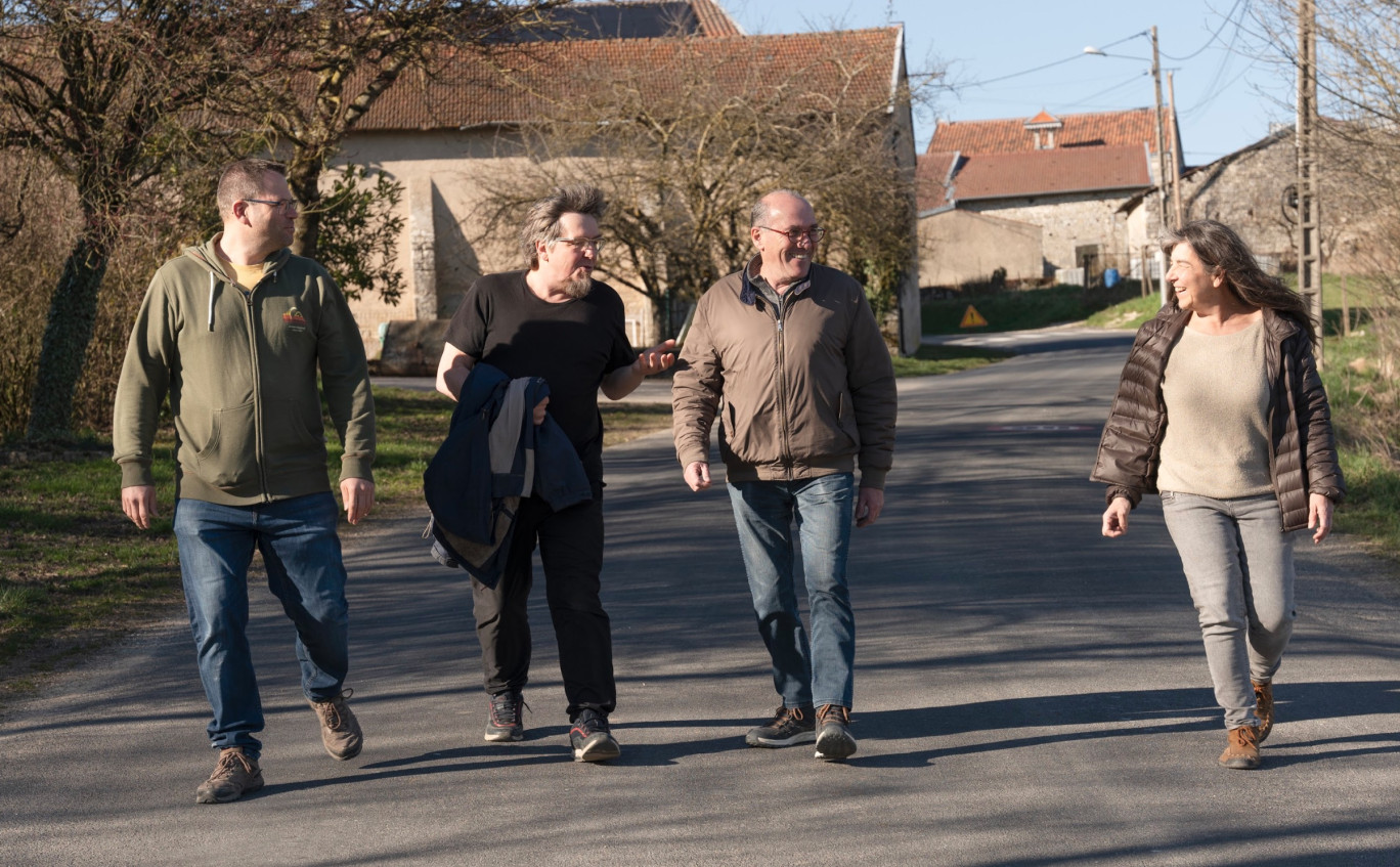 © Laurence Deleau- Le maire et les habitants avancent ensemble dans la même direction