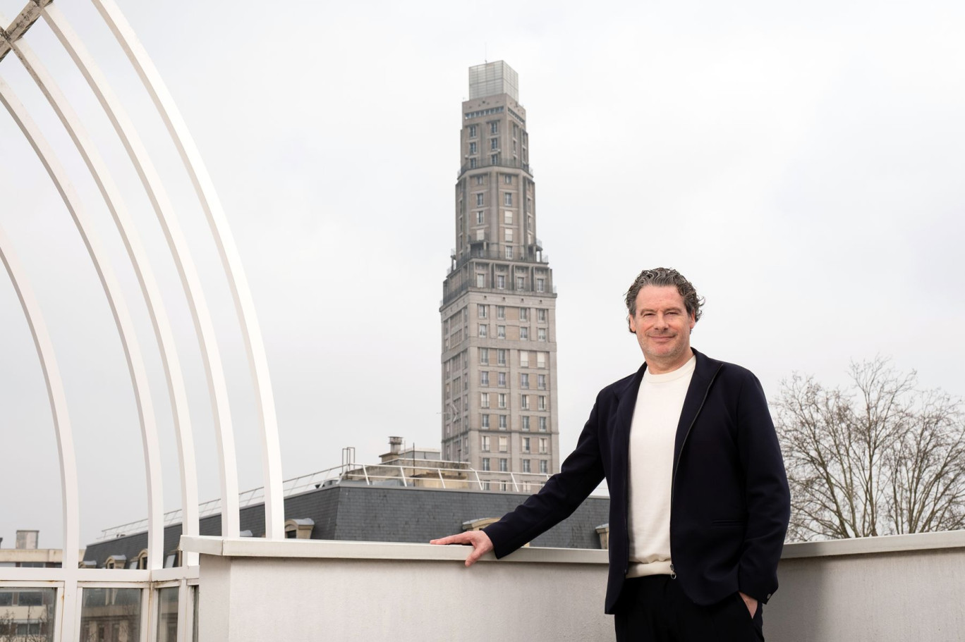 Jean-Philippe Gold, directeur de Hauts-de-France Tourisme, ici devant la tour Perret à Amiens, où est basée l'association. © Cyrille Struy