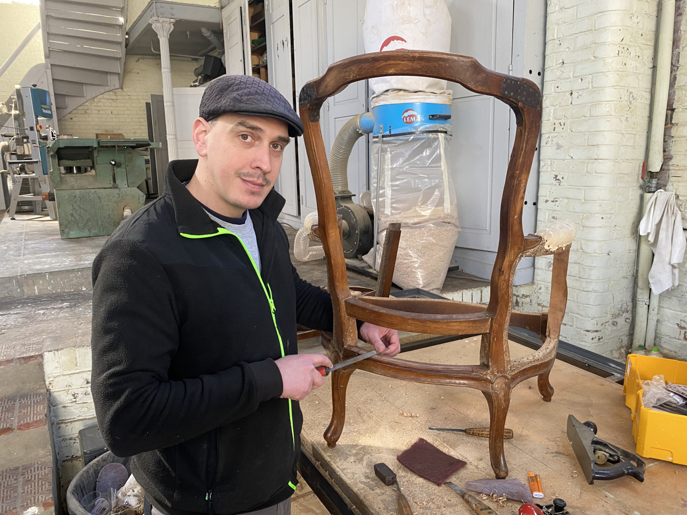  Gaëtan Toigo travail au détail cette chaise du XVIIIème siècle. 