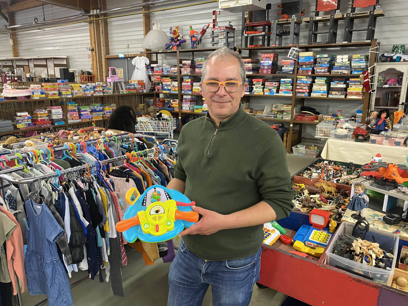 Laurent Lamarche, directeur du comité des amis d’Emmaüs de Beauvais, dans le rayon enfants. 