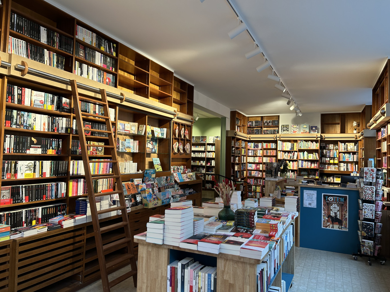 D’une surface de 140 m², dont 20 m² de réserve, la librairie se veut généraliste : romans, essais, BD, mangas, jeunesse, guides touristiques… © Librairie du Valois