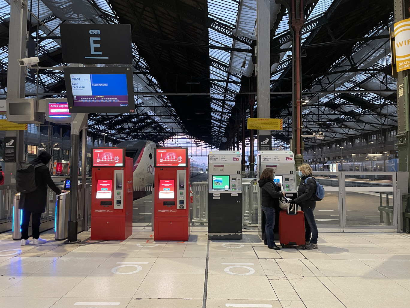 Distributeurs Trenitalia, gare de Lyon à Paris (c) O.RAZEMON