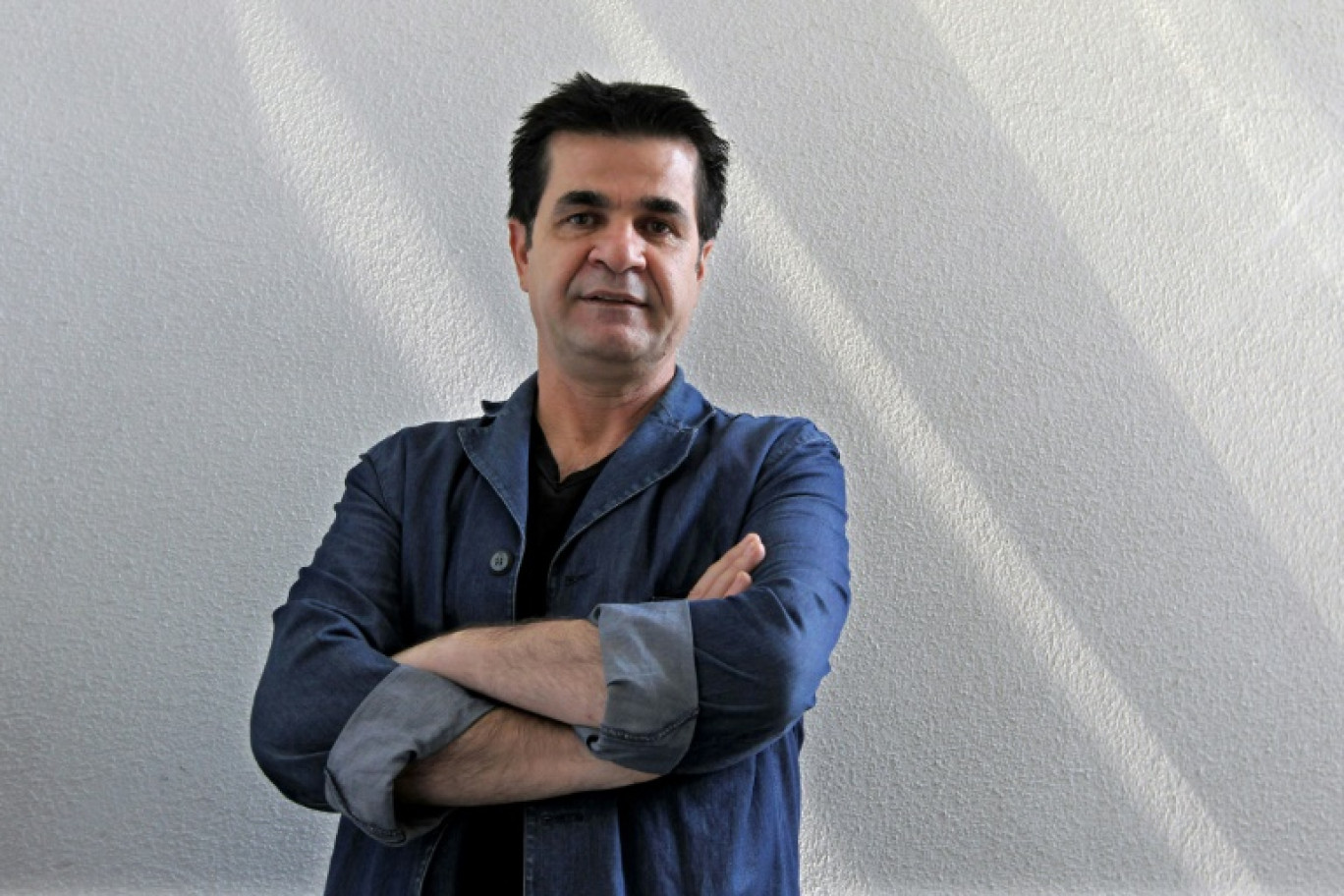 Le cinéaste iranien Jafar Panahi pose le 30 août 2010 pour une interview avec l'AFP à Téhéran © Atta KENARE