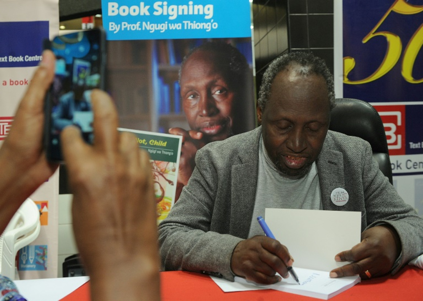 lors d'une séance de dédicaces pour célébrer le jubilé d'or de son premier livre "Weep Not Child", le 13 juin 2015 à Nairobi © Tony KARUMBA