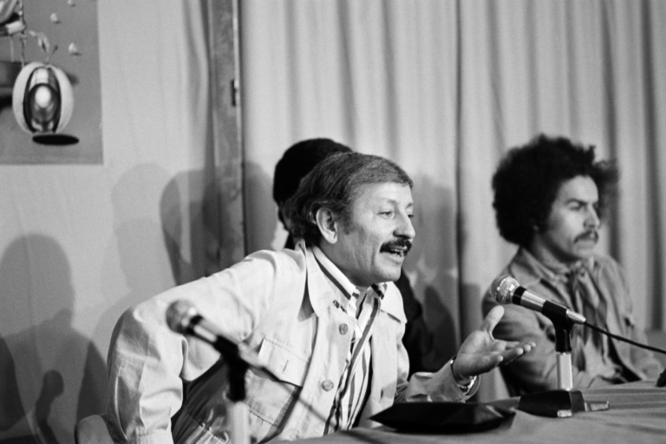 Le réalisateur algérien Mohamed Lakhdar Hamina lors d'une conférence de presse pour son film "Chronique des années de braise" présenté au Festival de Cannes, le 14 mai 1975 © Raph GATTI