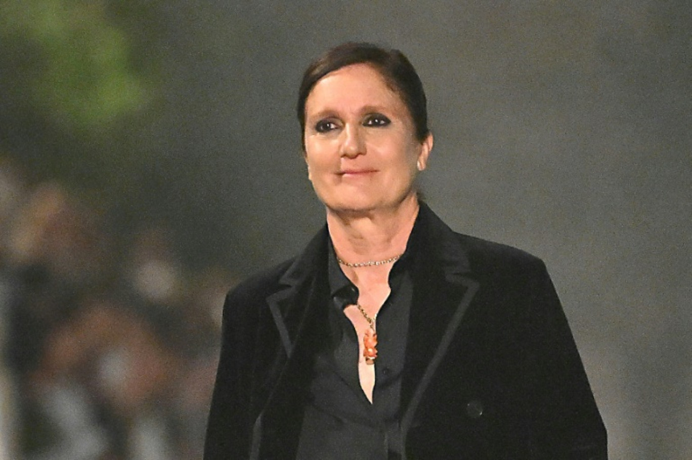 Maria Grazia Chiuri (c), directrice artistique de Dior, salue le public à la fin du défilé de la collection Dior Femme Croisière 26 à la Villa Albani Torlonia, à Rome, le 27 mai 2025 © Andreas SOLARO