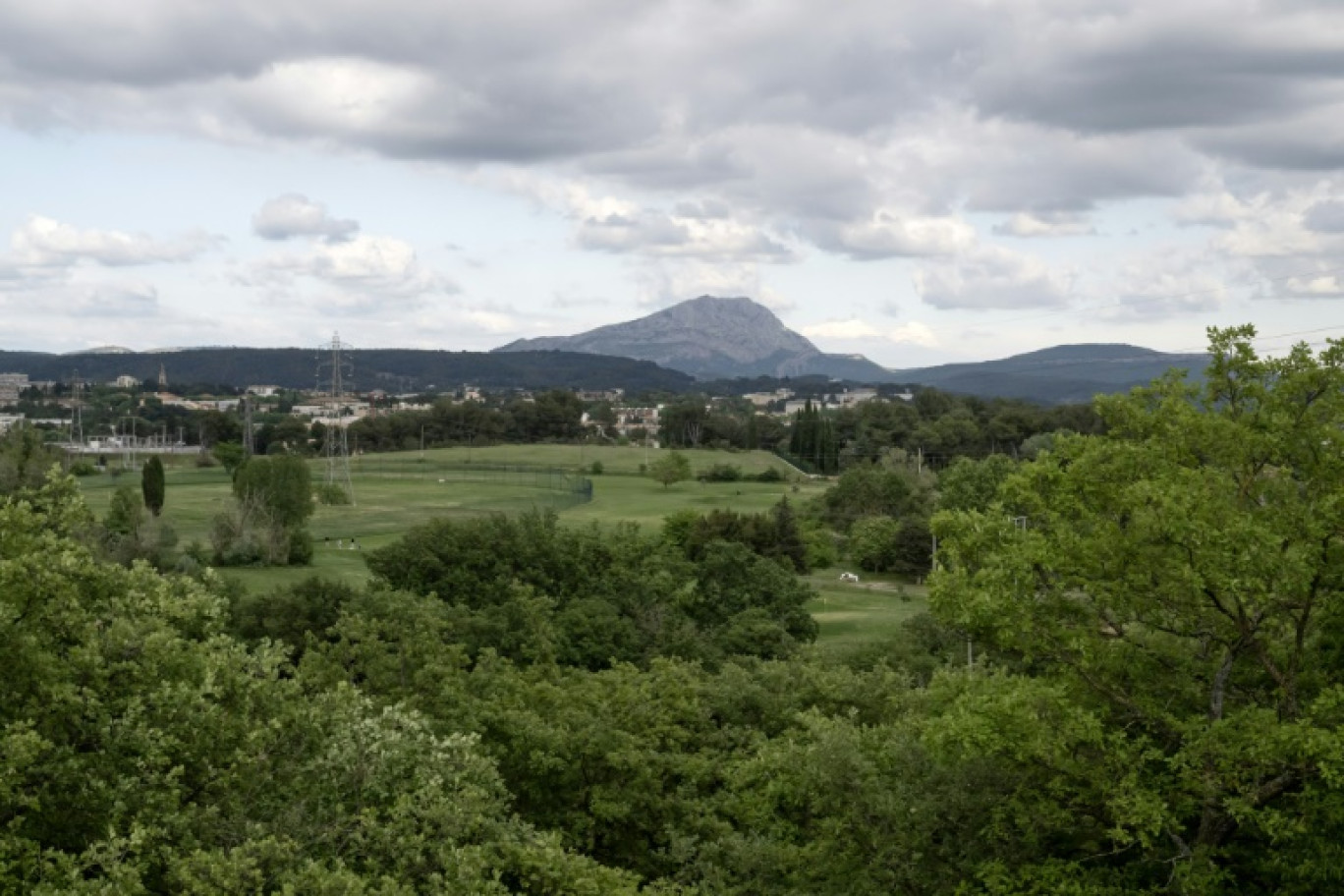 La montagne Sainte-Victoire en arrière-plan à Aix-en-Provence, le 6 mai 2025 © MIGUEL MEDINA