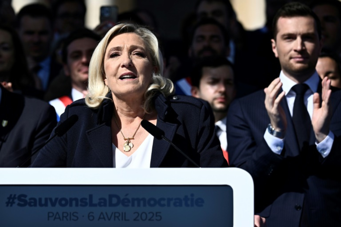 La présidente du groupe parlementaire du Rassemblement national, Marine Le Pen (g) et le président du RN, Jordan Bardella, lors d'un rassemblement à Paris, le 6 avril 2025 © JULIEN DE ROSA