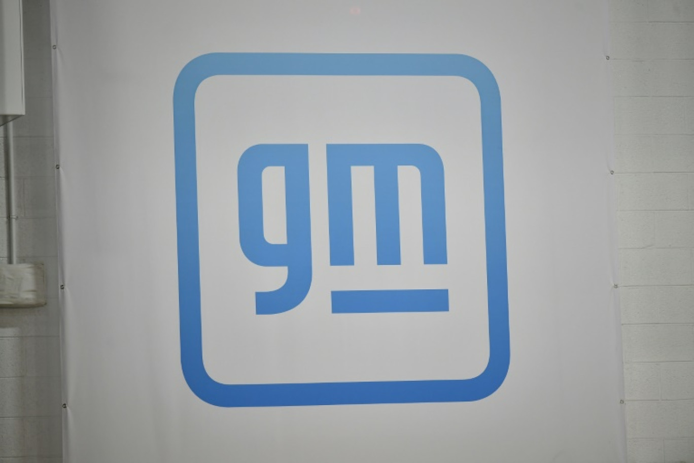 Le logo du constructeur automobile américain General Motors, sur le mur d'une de ses usines à Détroit (Michigan), le 17 novembre 2021 © MANDEL NGAN